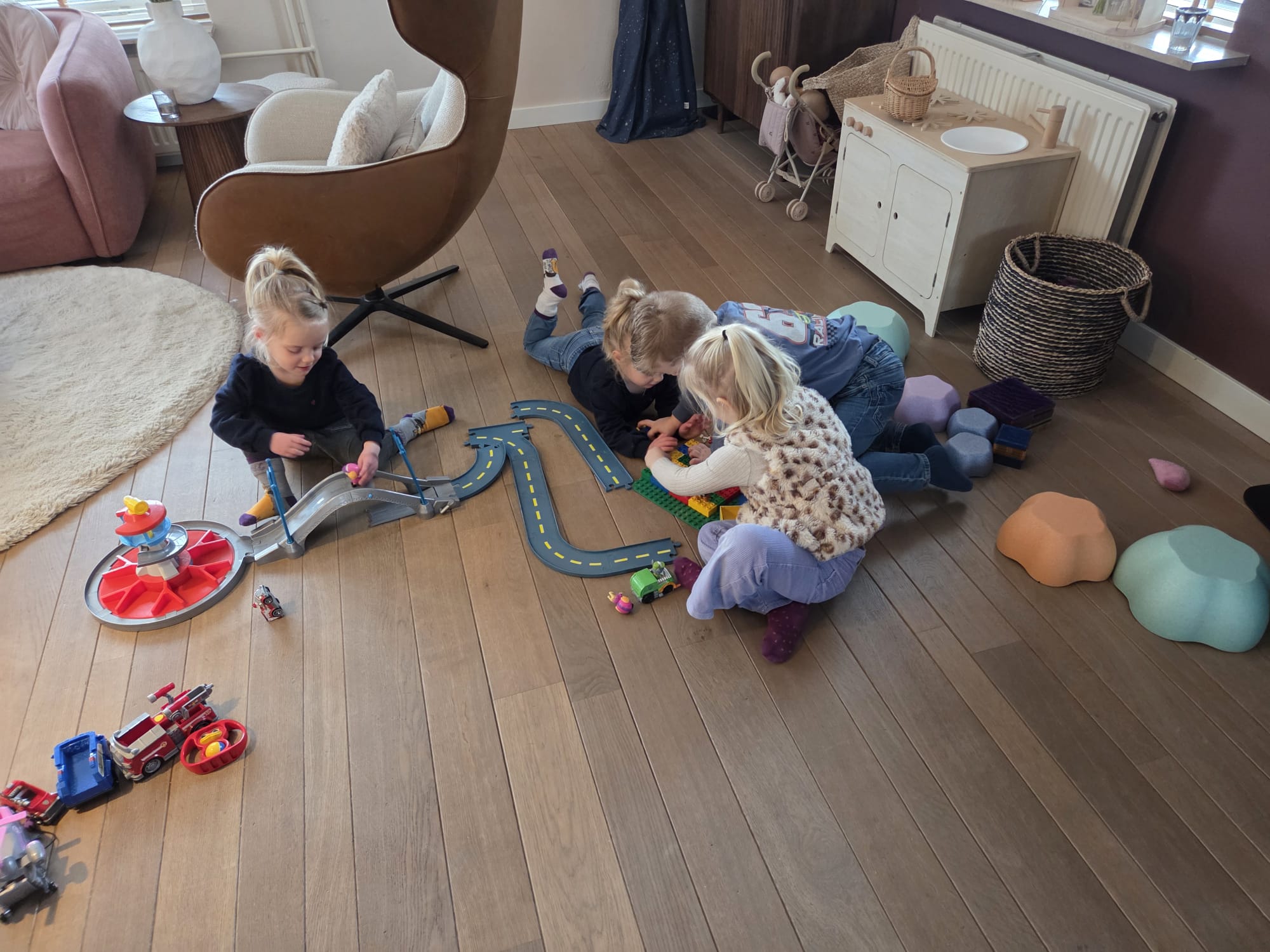 Kinderen spelen samen in de woonkamer